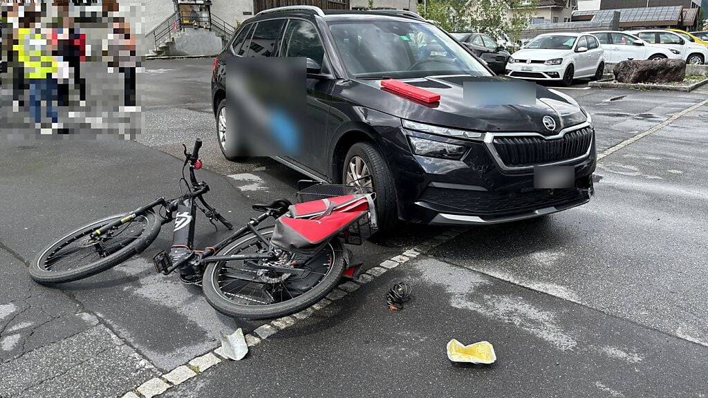 E-Bike-Fahrerin in Netstal GL auf Trottoir angefahren und verletzt