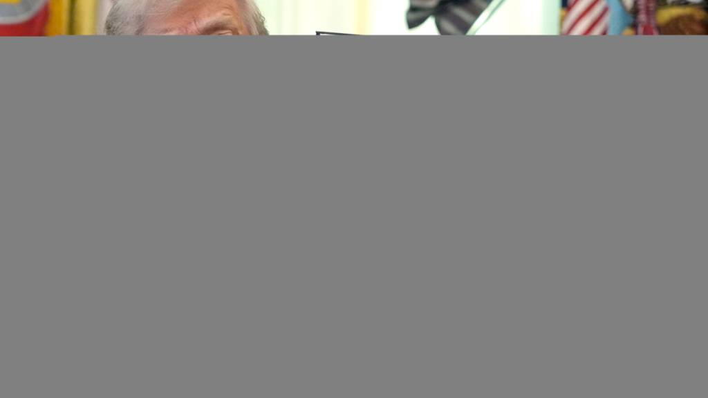 Donald Trump, Präsident der USA, hält im Oval Office des Weißen Hauses eine unterzeichnete Executive Order in die Höhe. Foto: Manuel Balce Ceneta/AP/dpa