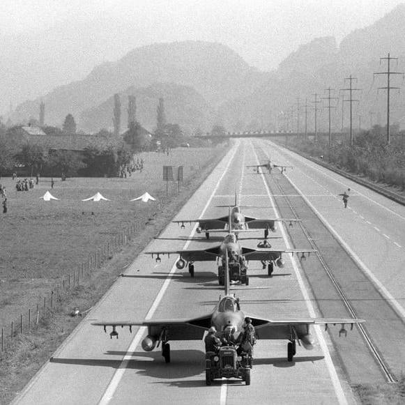 Alles, was du zur Kampfjet-Landung auf der A1 wissen musst