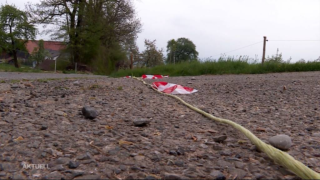 Schwer verletzt: Ein 81-jähriger E-Bike-Fahrer stürzt über ein Seil, das über die Strasse gespannt ist