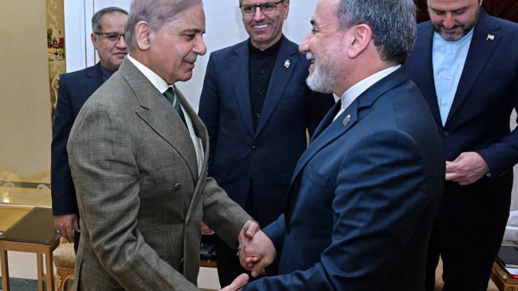HANDOUT - Auf diesem vom Büro des pakistanischen Premierministers veröffentlichten Foto begrüßt Premierminister Shehbaz Sharif (l) den iranischen Außenminister  Abbas Araghtschi vor ihrem Treffen in Islamabad, Pakistan. Foto: Uncredited/Pakistan Prime Minister Office/AP/dpa - ACHTUNG: Nur zur redaktionellen Verwendung im Zusammenhang mit der aktuellen Berichterstattung und nur mit vollständiger Nennung des vorstehenden Credits