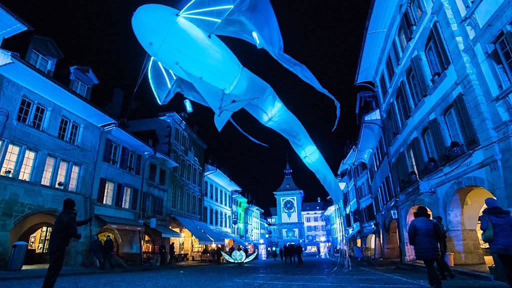 Die Licht-Installation «Le Grand Bleu» verwandelte die Hauptgasse in der Freiburger Stadt Murten in eine Art Aquarium.