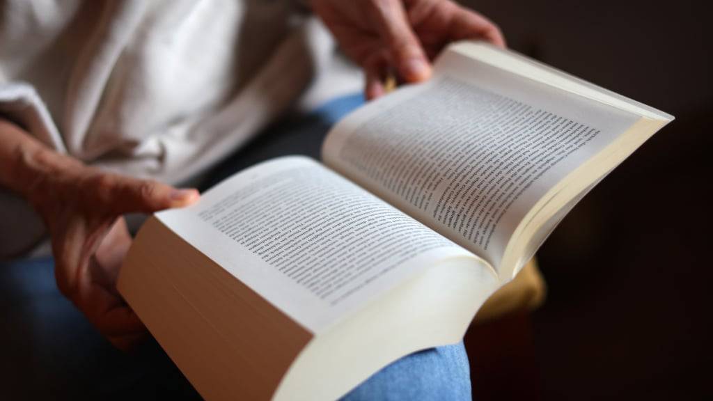 An über 770 Orten geht am Freitag die Schweizer Erzählnacht über die Bühne. (Symbolbild)