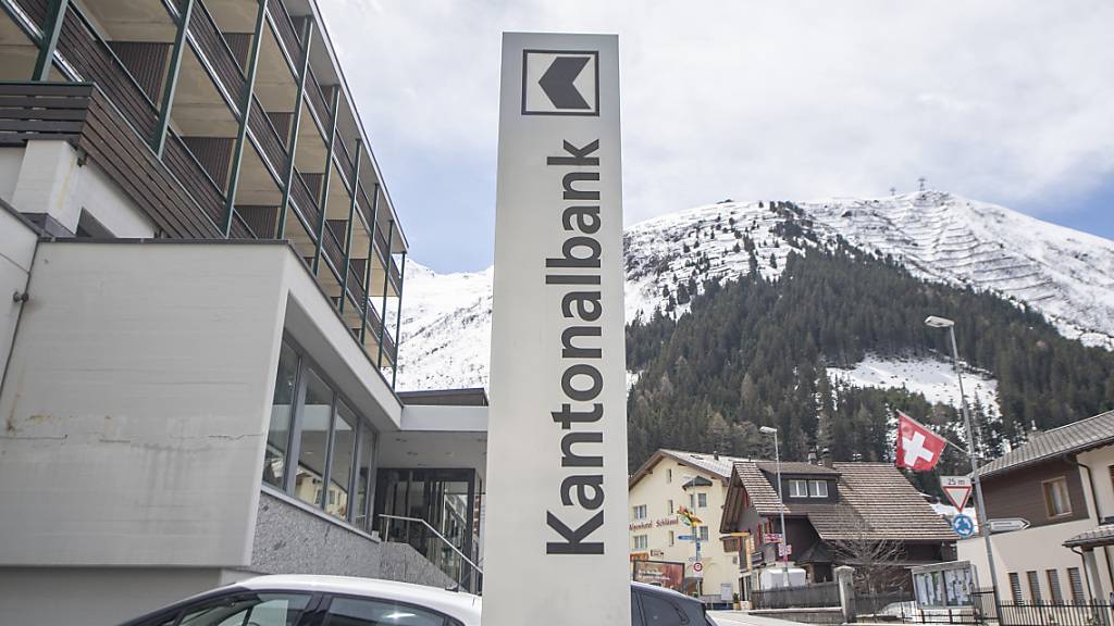 Die Filiale der Urner Kantonalbank in Andermatt: Die Bank hat im vergangenen Jahr dank Immobilienverkäufen Geld verdient. (Archivbild)