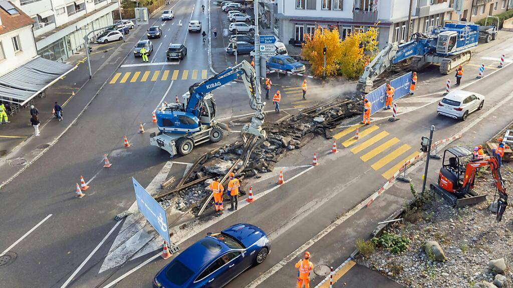 Eine Grossbaustelle ist die Neugestaltung der Kantonsstrassen Aarau–Buchs–Suhr: Hier werden die nicht mehr genutzten Schienen der Wynen- und Suhrentalbahn aus der Strasse gerissen.