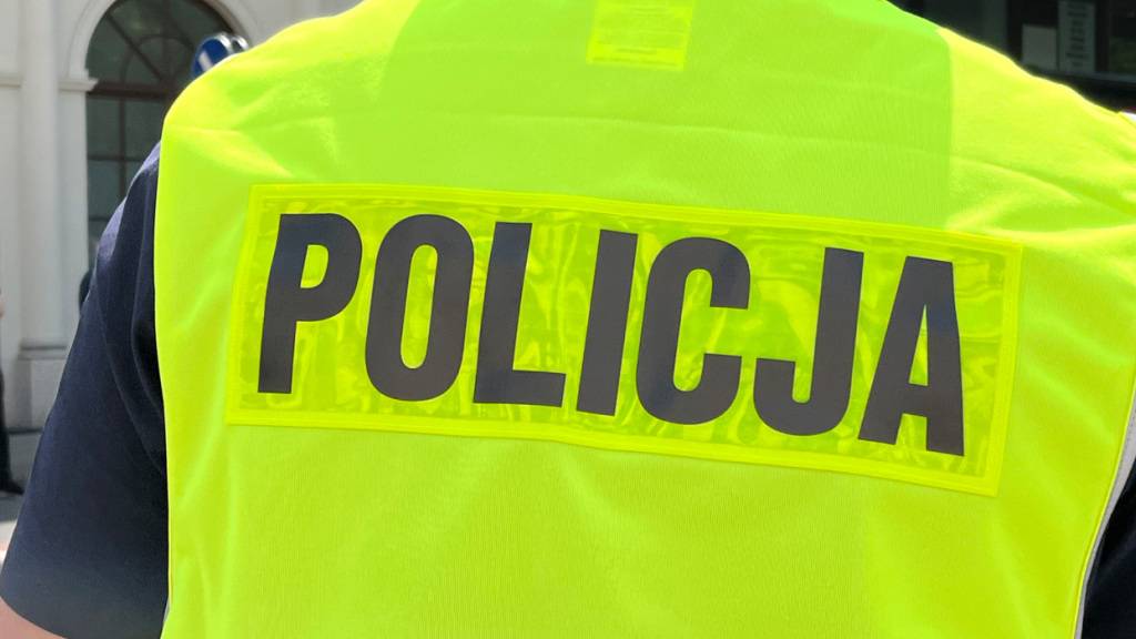 ARCHIV - Die Aufschrift «Policja» ist auf dem Rücken eines polnischen Polizisten zu sehen. Foto: Doris Heimann/dpa