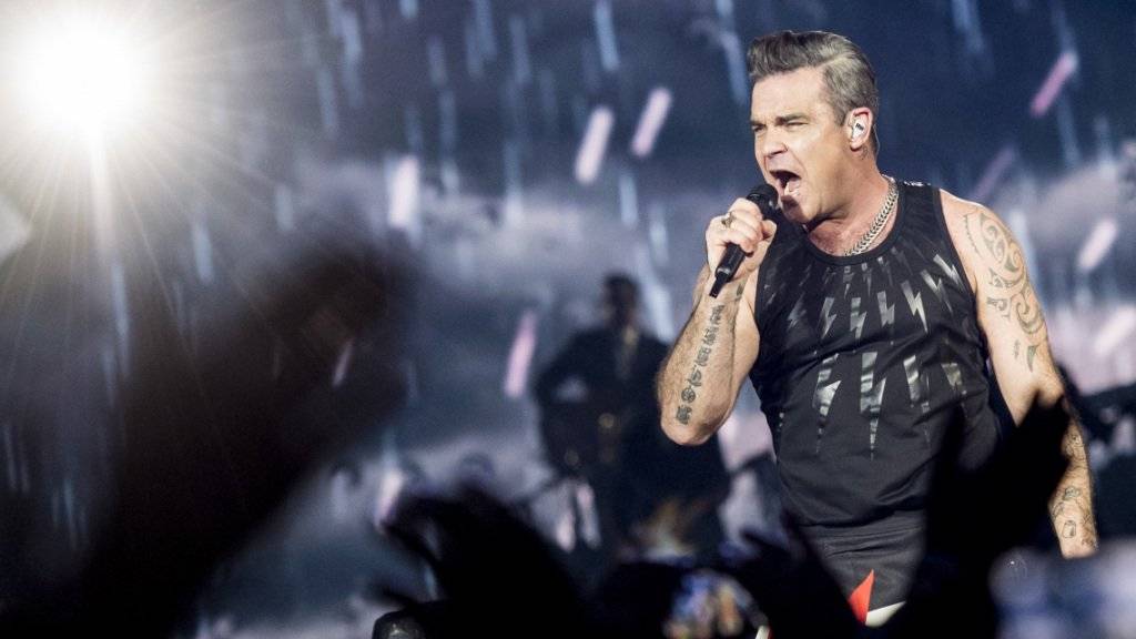 Robbie Williams letzten Samstag topfit im Letzigrund in Zürich. Am heutigen Dienstag hat ihn sein Arzt krankgeschrieben, mehrere Konzerte in Russland fallen aus.