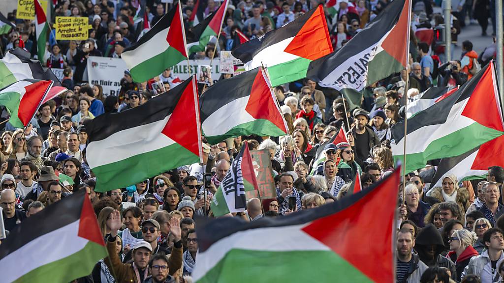 Rund 2500 Menschen demonstrierten am Samstag in den Strassen von Genf für die Menschen in Gaza.