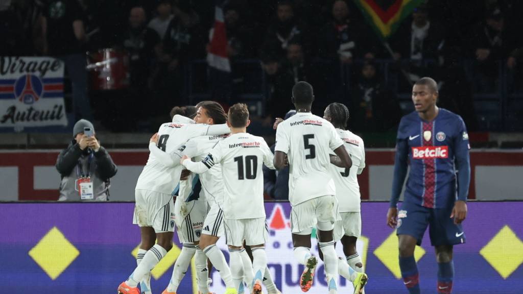 Der Paris FC feiert nach dem Tor von Jonathan Ikoné