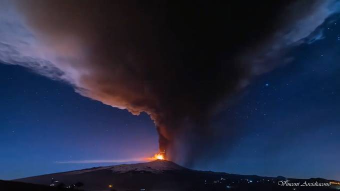 Acht Kilometer hohe Rauchsäule: Ätna-Ausbruch im Zeitraffer