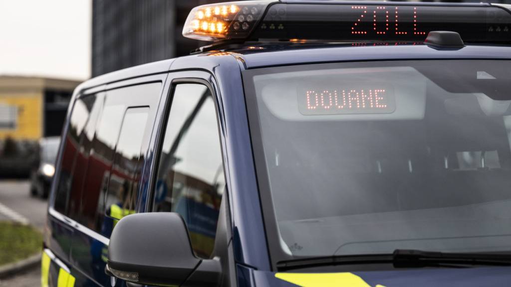 Mitarbeitende des Bundesamts für Zoll und Grenzsicherheit (BAZG) stoppten einen Lieferwagen mit geklauten Autos. (Symbolbild)