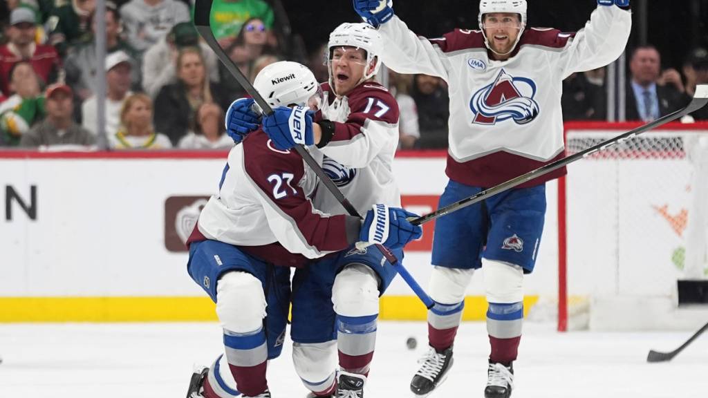 Parker Kelly (Mitte) lässt sich nach seinem ersten Playoff-Treffer feiern