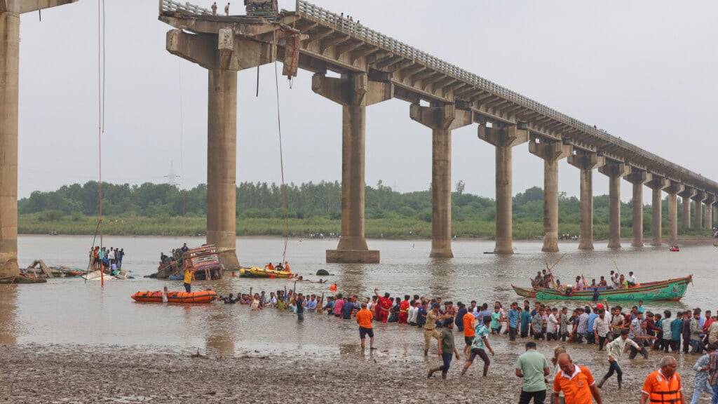 dpatopbilder - Retter und Anwohner suchen nach Überlebenden, nachdem ein Teil einer Brücke eingestürzt ist und mehrere Fahrzeuge in einen Fluss gestürzt sind. Foto: Uncredited/AP/dpa