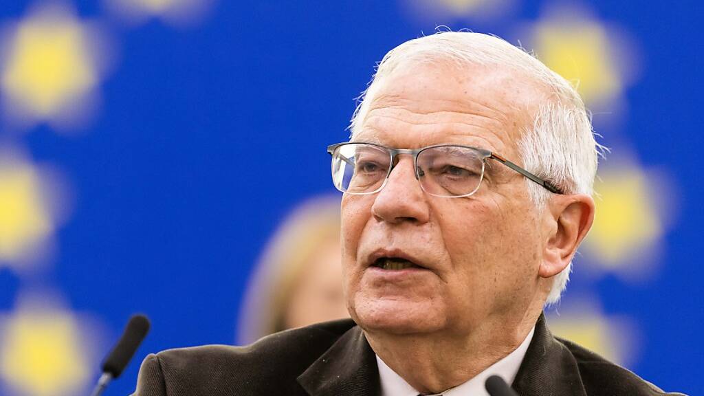 Josep Borrell (PSC), Hoher Vertreter der EU für Außen- und Sicherheitspolitik und Vizepräsident der Europäischen Kommission, steht im Gebäude des Europäischen Parlaments und spricht. Foto: Philipp von Ditfurth/dpa