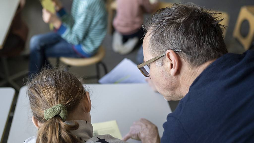 Der Verband Lehrerinnen und Lehrer Kanton Schwyz und der Verband der Schulleiterinnen und Schulleiter des Kantons Schwyz wollen der Regierung am Mittwoch eine Petition zum Thema Lehrermangel übergeben. (Symbolbild)