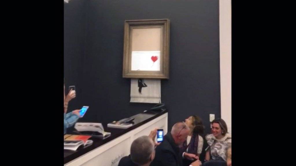 Das Bild «Girl with Balloon» des englischen Streetart-Künstlers Banksy wurde unmittelbar nach der Auktion von einem von ihm im Rahmen eingebauten Schredder zerstört. (Archivbild)