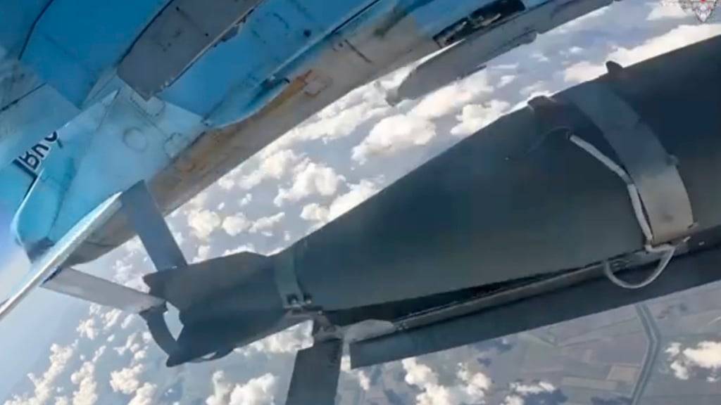 HANDOUT - Dieses Foto aus einem undatierten Video des russischen Verteidigungsministeriums zeigt eine gleitgelenkte Bombe, die von einem russischen Luftwaffenjet an einem nicht näher bezeichneten Ort abgeworfen wird. Foto: Uncredited/Rusian Defense Ministry Press Service/AP/dpa