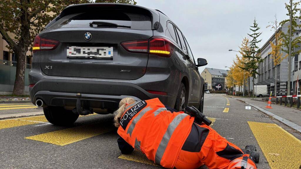 Autolenker fährt Frau auf Fussgängerstreifen in Kloten an