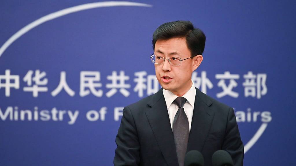 Guo Jiakun, Sprecher im chinesischen Außenministerium, beantwortet während der täglichen Pressekonferenz Fragen von Journalisten. Foto: Johannes Neudecker/dpa