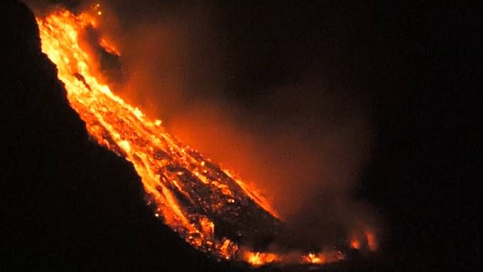 Lava aus Vulkan ergiesst sich ins Meer - Furcht vor Gasen