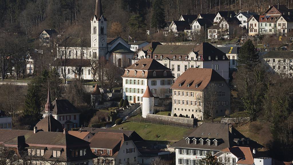 Blick auf Moutier mit dem Statthalteramt, dem Regionalgericht, dem Gefängnis und der reformierten Kirche in der Bildmitte. (Archivbild)