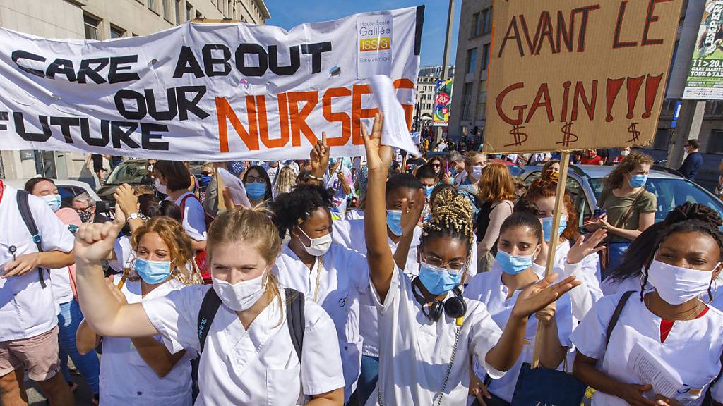 Beschäftigte des Gesundheitssektors demonstrieren im Zentrum von Brüssel. Foto: Olivier Matthys/AP/dpa