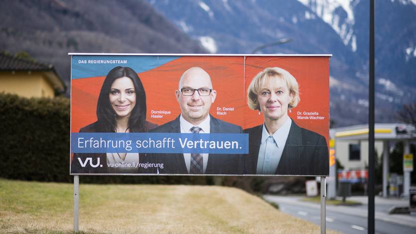 Ein Wahlplakat der Vaterländischen Union für die Kandidaten Dominique Hasler, Regierungschef-Kandidat Daniel Risch und Graziella Marok-Wachter, aufgenommen Anfang Februar in Vaduz.