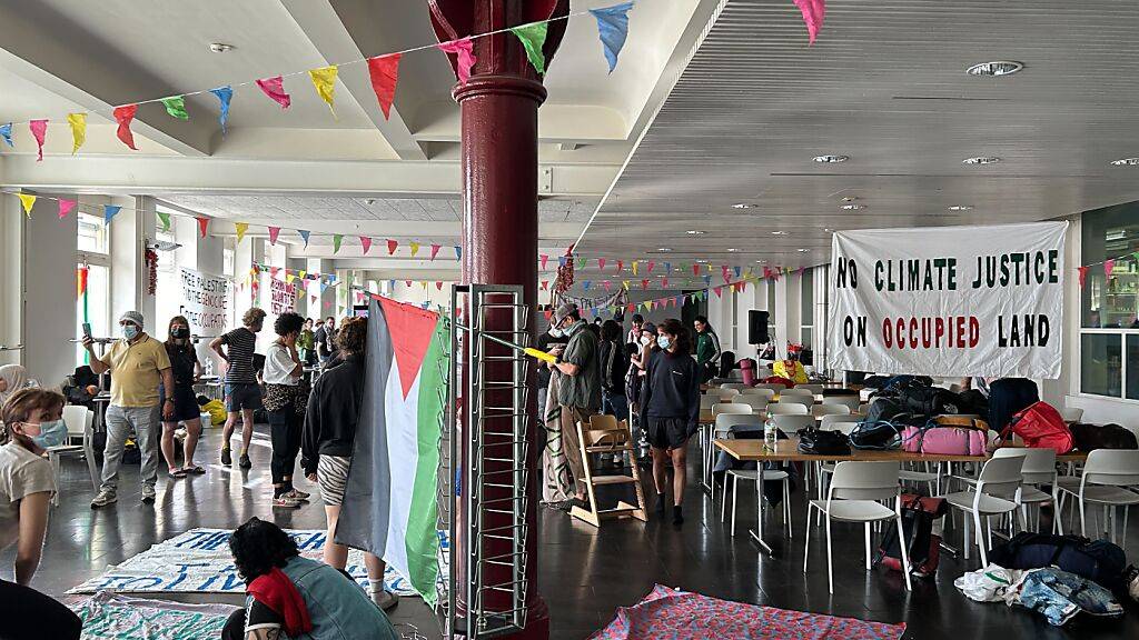 Rund 60 Personen haben Räumlichkeiten in der Unitobler der Universität Bern besetzt.