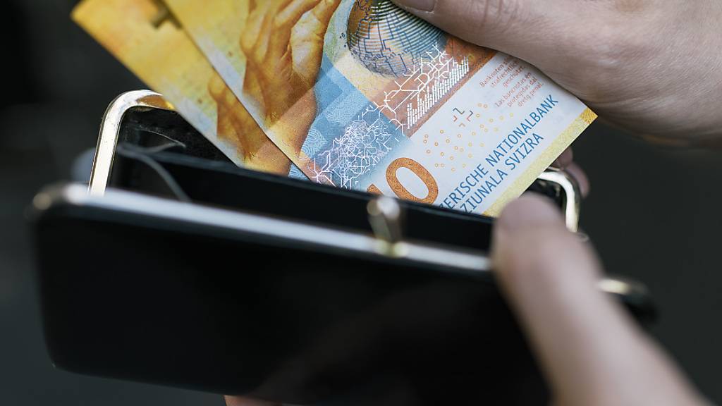 Die Mitglieder von National- und Ständerat sollen offenlegen müssen, wie viel sie mit Nebentätigkeiten einnehmen. Dieser Meinung ist eine Ständeratskommission. (Archivbild)