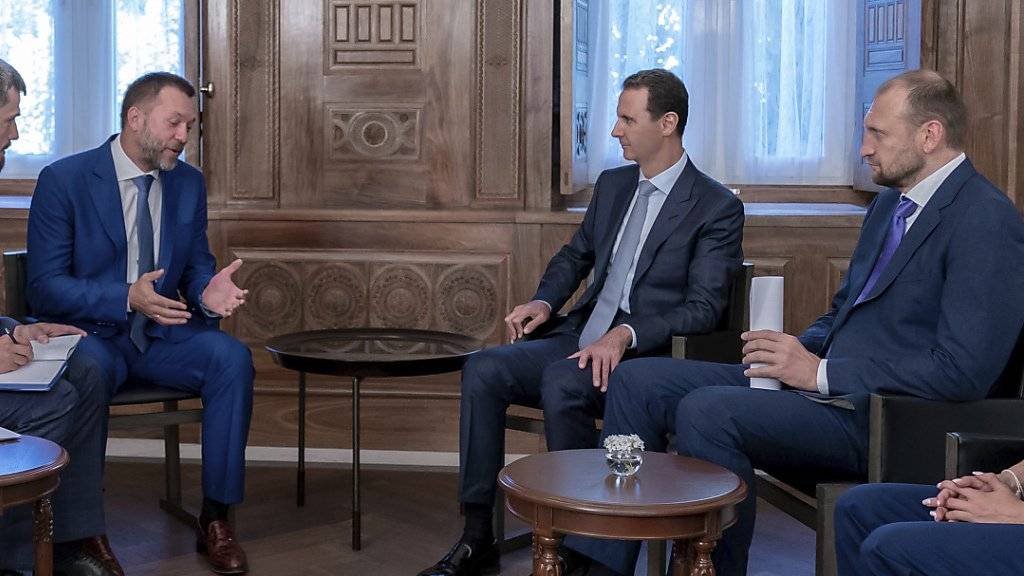 Der syrische Machthaber Baschar al-Assad (zweiter von rechts) bei einem Treffen mit einer russischen Delegation. Seine Truppen waren am Mittwoch in der Provinz Idlib in die Stadt Chan Schaichun eingerückt.  (Bild vom 20. August)