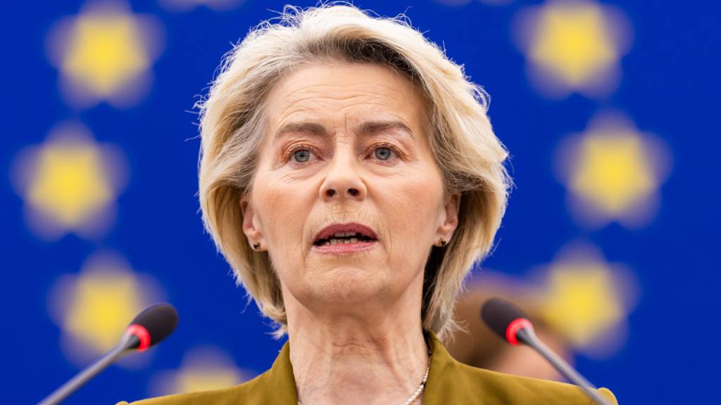 ARCHIV - Ursula von der Leyen (CDU), Präsidentin der Europäischen Kommission, steht im Gebäude des Europäischen Parlaments und spricht. Foto: Philipp von Ditfurth/dpa