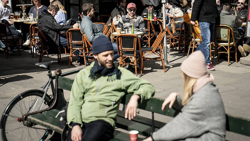 Menschen sitzen im belebten Außenbereich eines Cafés in Kopenhagen. Foto: Mads Claus Rasmussen/Ritzau Scanpix/dpa