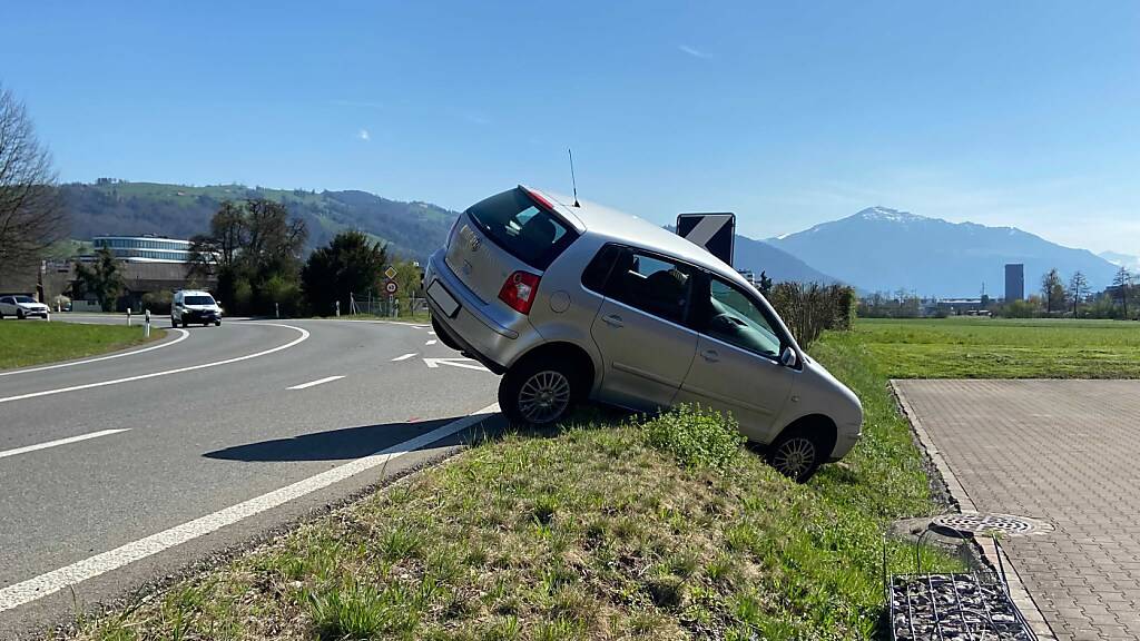 Ein Abschleppunternehmen barg das Unfallauto mithilfe eines Krans.
