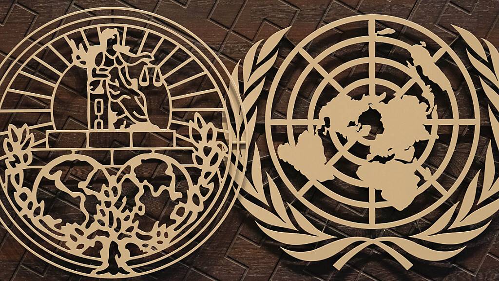 ARCHIV - Das Logo des Internationalen Gerichtshofs (l) und der Vereinten Nationen. Foto: Peter Dejong/AP/dpa