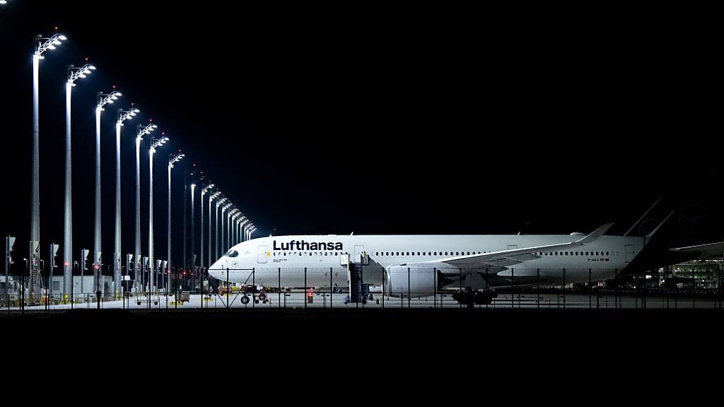 Nach Einschätzung der Fluggesellschaft Lufthansa werden am Mittwoch 400 Flüge nicht abheben können. (Archivbild)