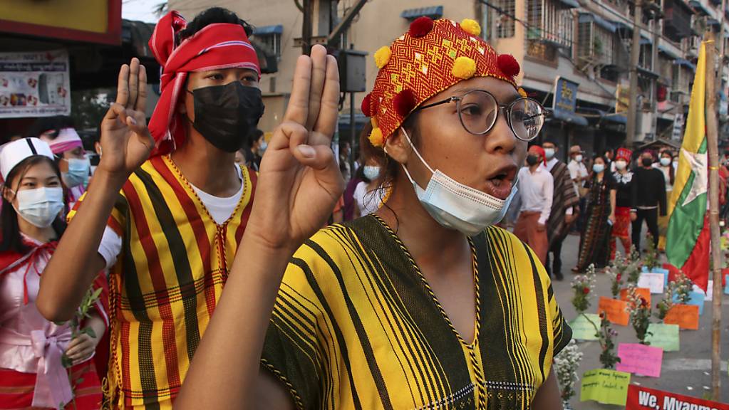 Demonstranten nehmen an einem Protest gegen die Militärjunta in Myanmar teil. Die Militärjunta hat am 24. März mehr als 600 festgenommene Demonstranten freigelassen. Foto: Uncredited/AP/dpa