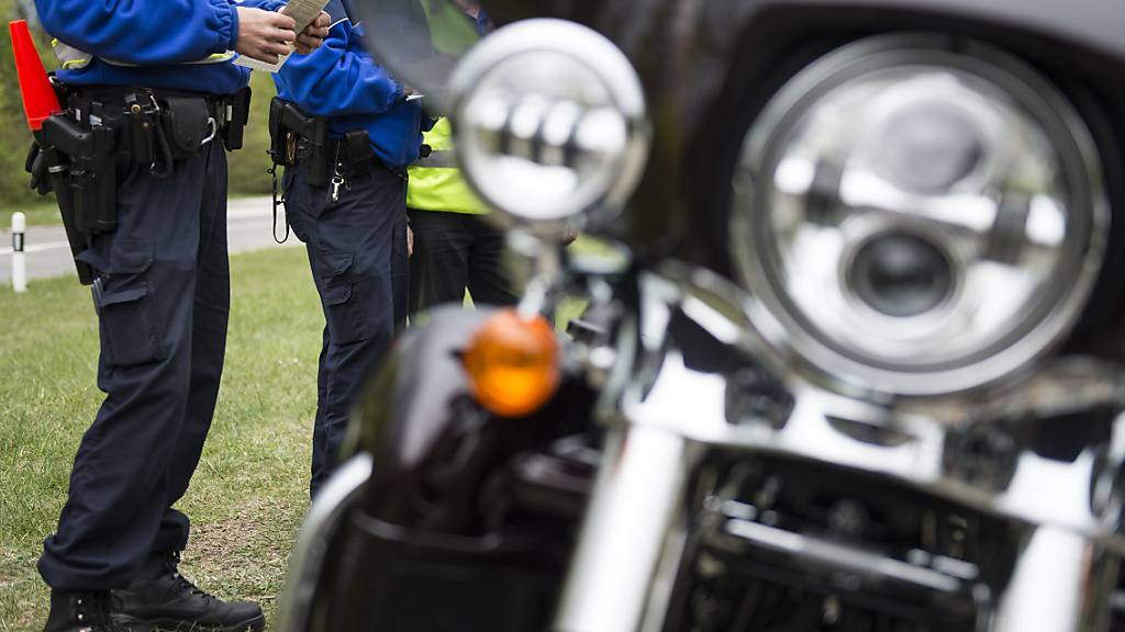 Gegen 20 Lenker wurden am Freitagabend von der Kantonspolizei Aargau verzeigt, weil sie zwischen Vordemwald und St. Urban bewusst ihre Motorräder und Autos aufheulen liessen. (Symbolbild)