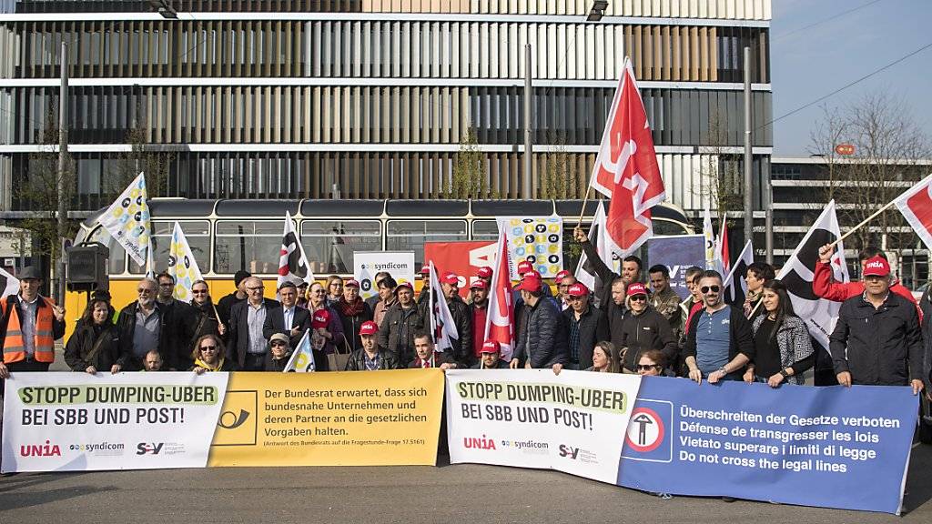 Rund achtzig Personen beteiligten sich am Dienstag an der Protestaktion der Gewerkschaften in Bern. Sie forderten das Ende der Zusammenarbeit zwischen SBB/Post und Uber.