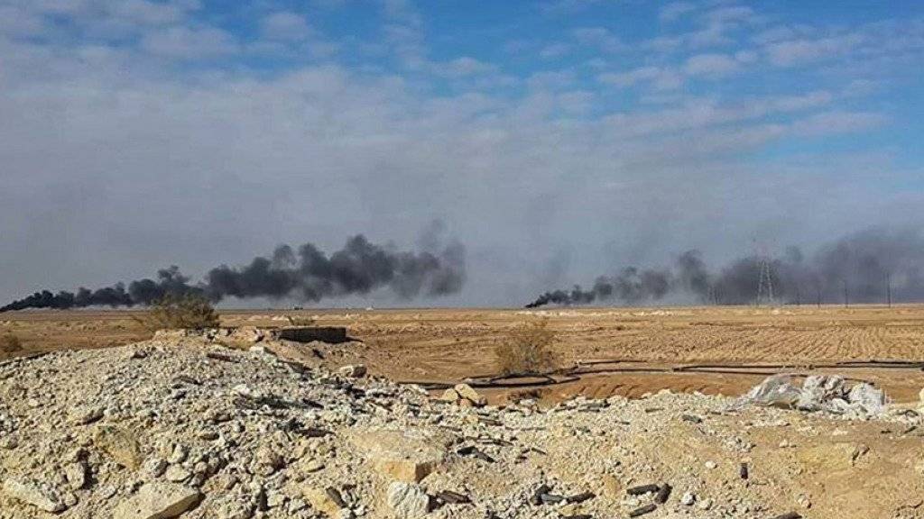 Rauch steigt auf nach Luftangriffen der US-geführten Militärkoalition bei Haditha, 240 Kilometer nordwestlich der irakischen Hauptstadt Bagdad.