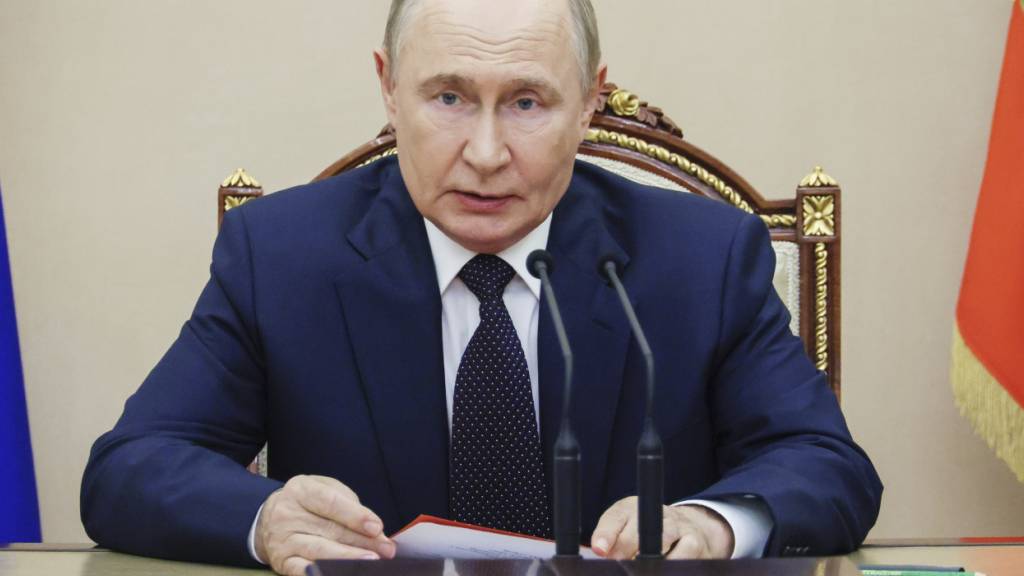 Der russische Präsident Wladimir Putin (M) leitet die Sitzung des Sicherheitsrats im Kreml. Foto: Sergei Ilyin/Pool Sputnik Kremlin via AP/dpa