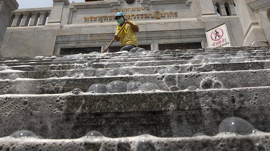 In Bangkok werden im Kampf gegen das Coronavirus Strassen und öffentliche Plätze desinfiziert. Auf dem Bild die Treppe des Wat Taimit Tempels. (Archiv)