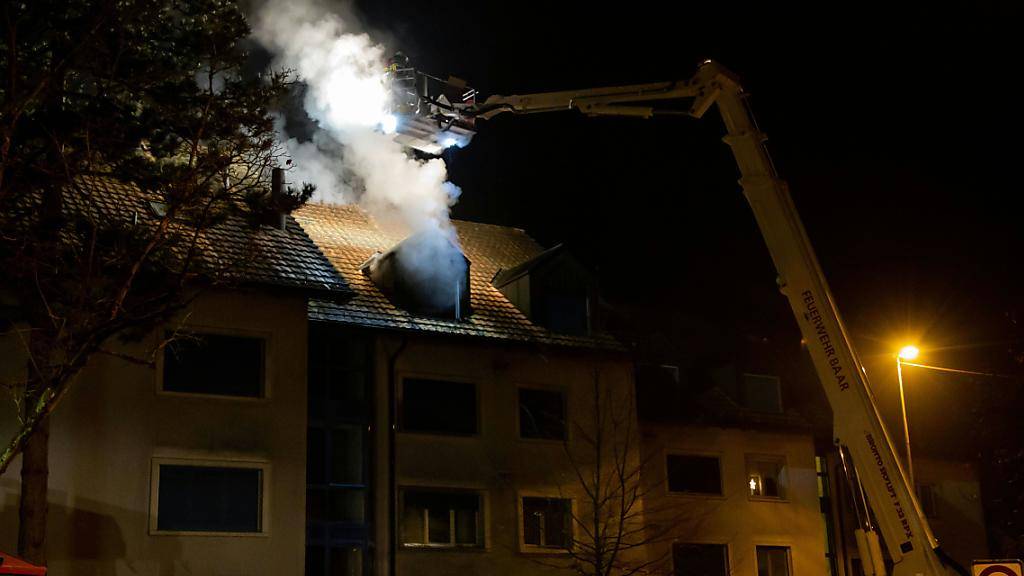 Am Dienstagabend brach im Dachgeschoss eines Mehrfamilienhauses in Baar ein Brand aus. Die Einsatzkräfte konnten die Flammen löschen. Die Bewohner des Hauses konnten sich retten.