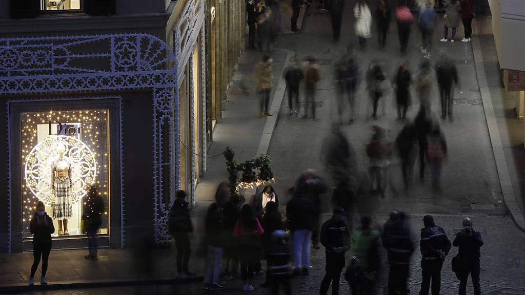 Menschen gehen entlang der zentralen Via Dei Condotti in der Innenstadt von Rom. Foto: Gregorio Borgia/AP/dpa