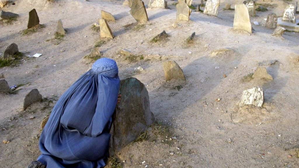 Eine afghanische Frau beim Besuch auf einem Friedhof in der Haupstadt Kabul. (Archivbild)
