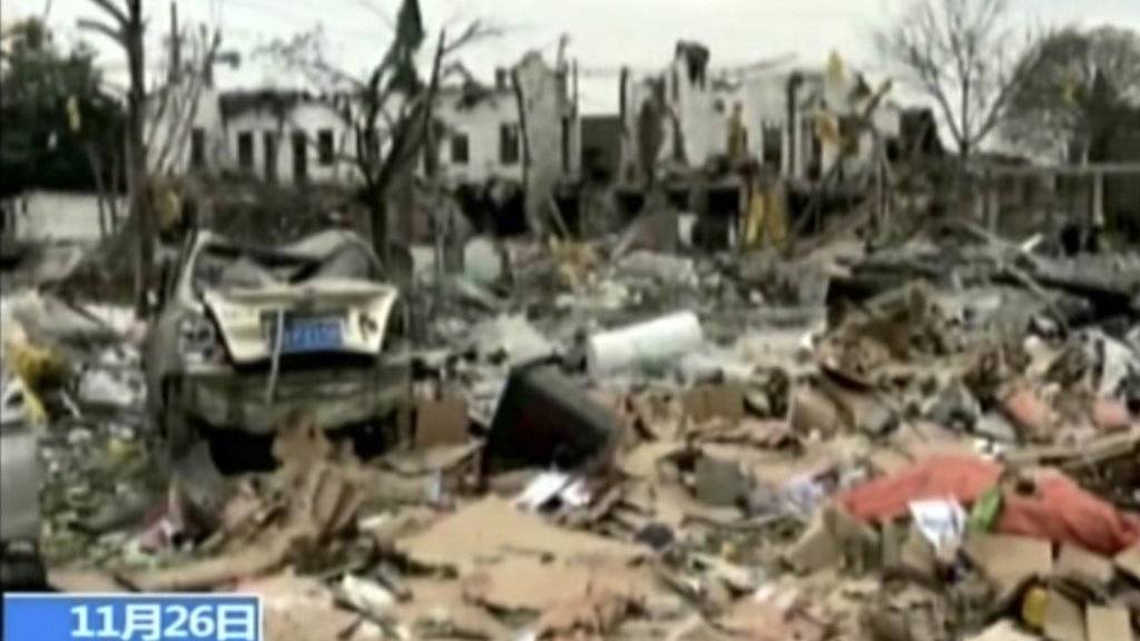 Nach einer Explosion in einer ostchinesischen Stadt zeigt das Staatsfernsehen vom Unglücksort Bilder der Zerstörung.