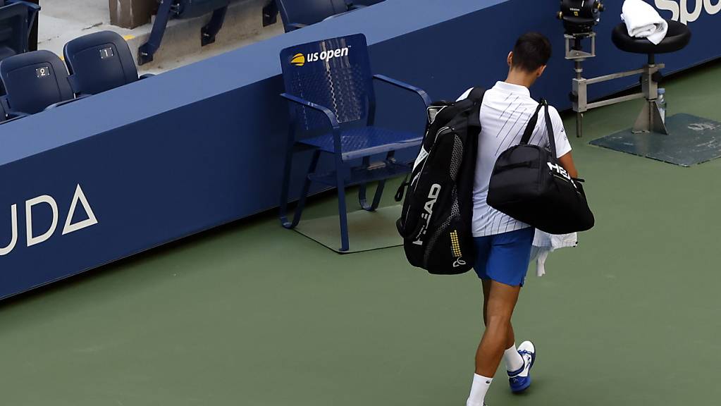 Novak Djokovic verliess nach der Disqualifikation zerknirscht den Platz.