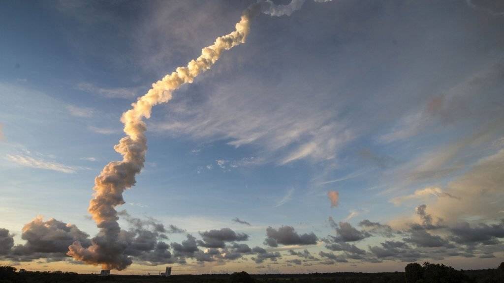 Ab ins All: Eine Vega-Trägerrakete ist vom Weltraumbahnhof Kourou aus gestartet.