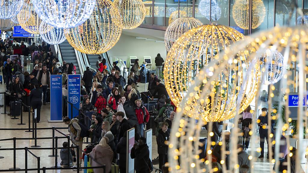 Ein für Sonntag ab 04.00 Uhr angekündigter Streik des Dnata-Personals am Genfer Flughafen könnte die Passagiere während den Feiertagen beeinträchtigen. (Archivbild)