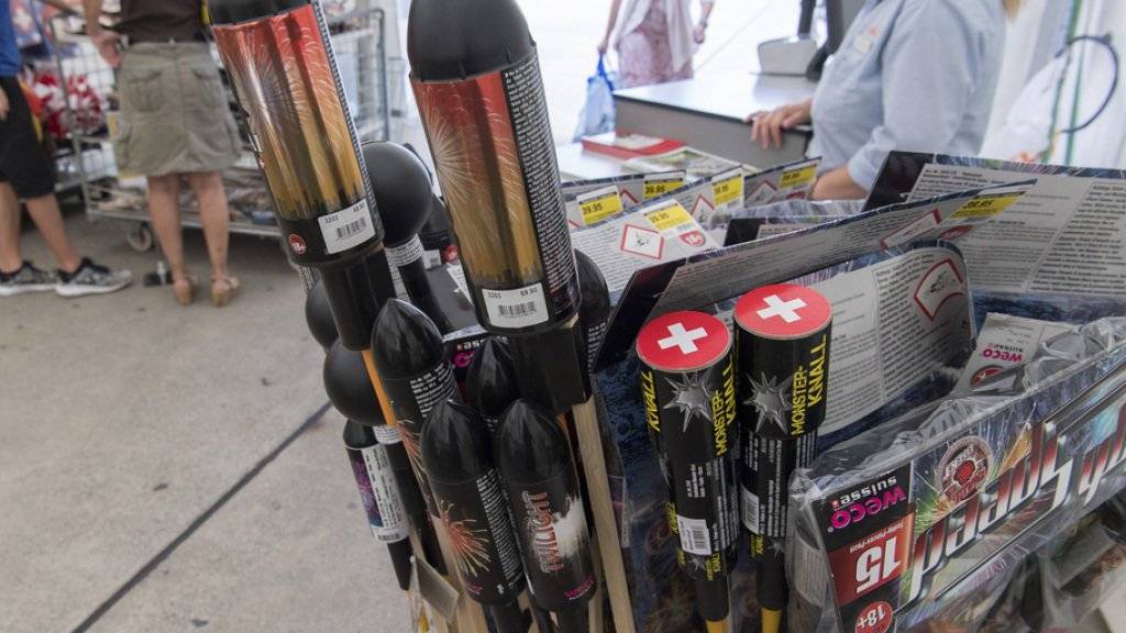 Im Wallis darf derzeit kein Feuerwerk abgefeuert werden. Die Verkäufer von Feuerwerkskörpern sind verpflichtet, die Kunden beim Kauf über das Verbot zu informieren. (Archiv)