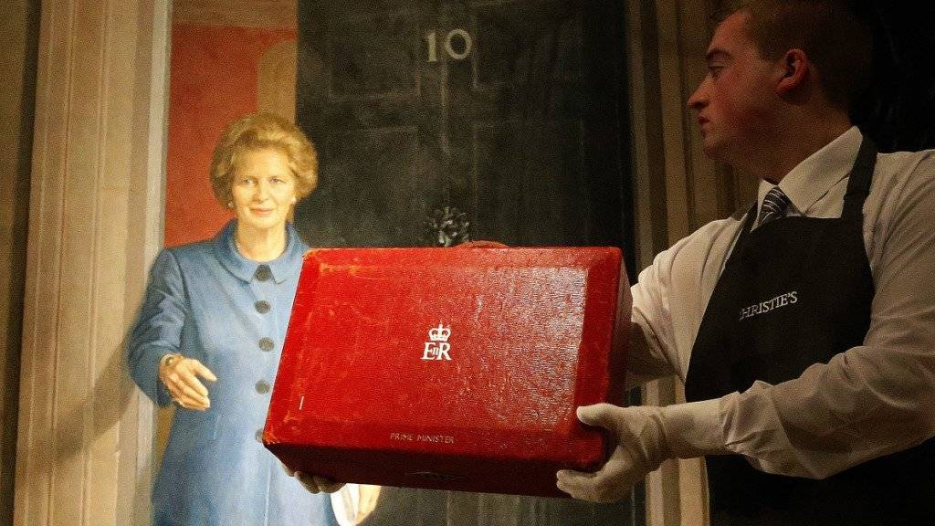 Der berühmte rote Koffer der ehemaligen britischen Premierministerin Margaret Thatcher ist für einen unerwartet hohen Preis versteigert worden. (Archivbild)